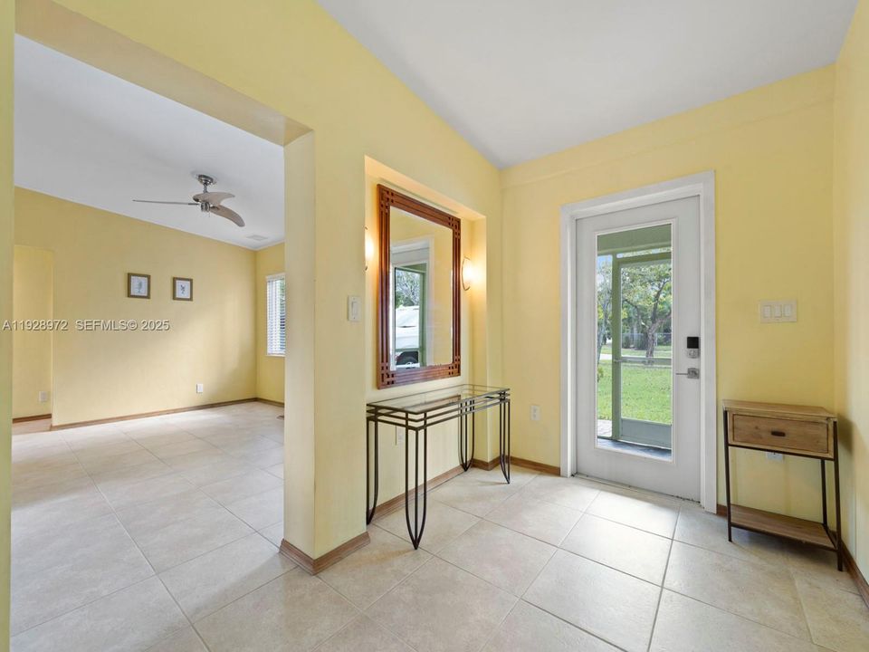 На продажу: $415,000 (2 спален, 2 ванн, 902 Квадратных фут)