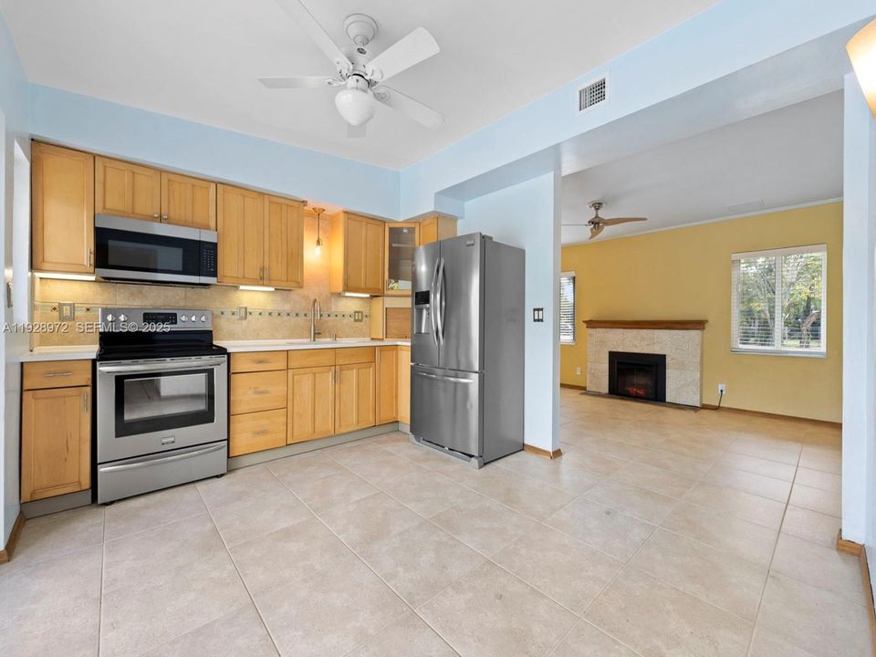 На продажу: $415,000 (2 спален, 2 ванн, 902 Квадратных фут)