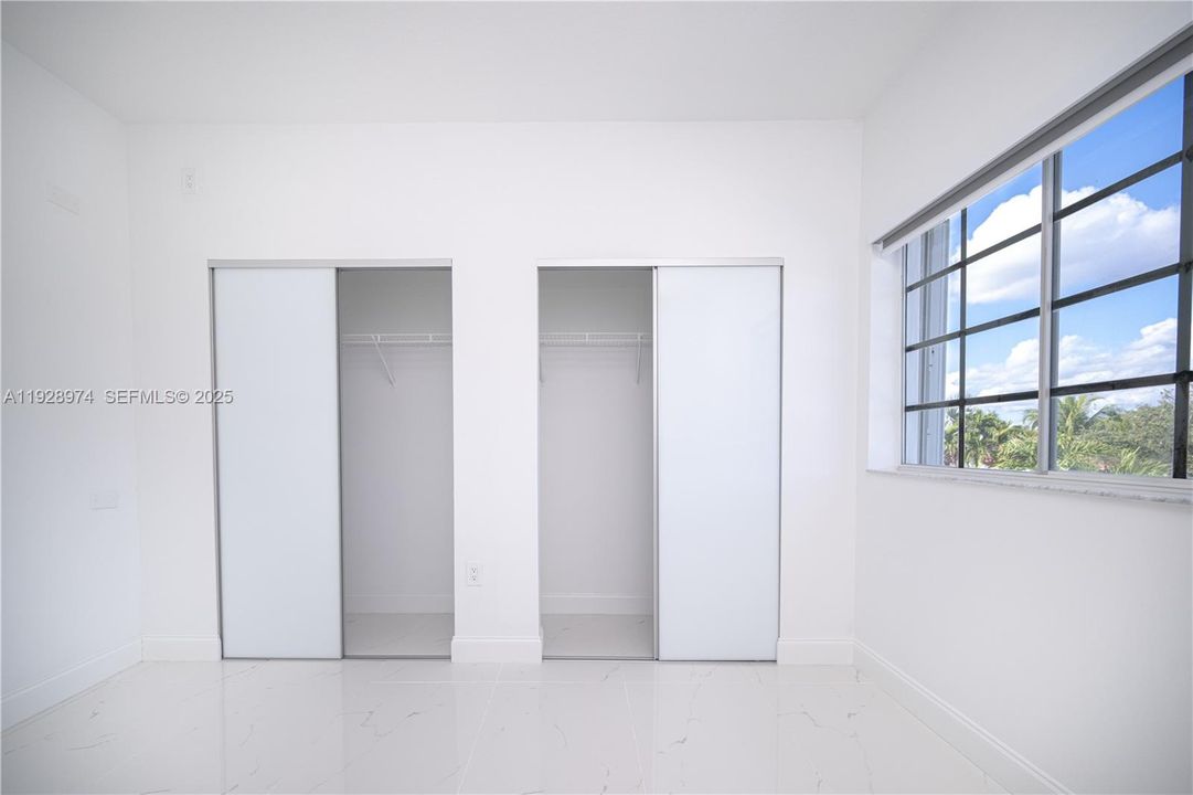 待售: $950,000 (5 贝兹, 3 浴室, 2055 平方英尺)