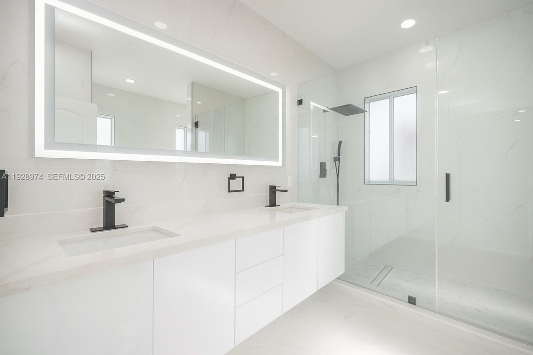 待售: $950,000 (5 贝兹, 3 浴室, 2055 平方英尺)