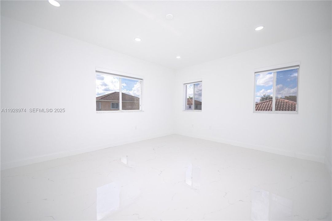 待售: $950,000 (5 贝兹, 3 浴室, 2055 平方英尺)