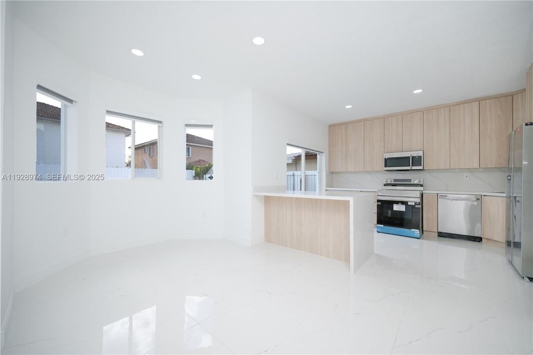 待售: $950,000 (5 贝兹, 3 浴室, 2055 平方英尺)