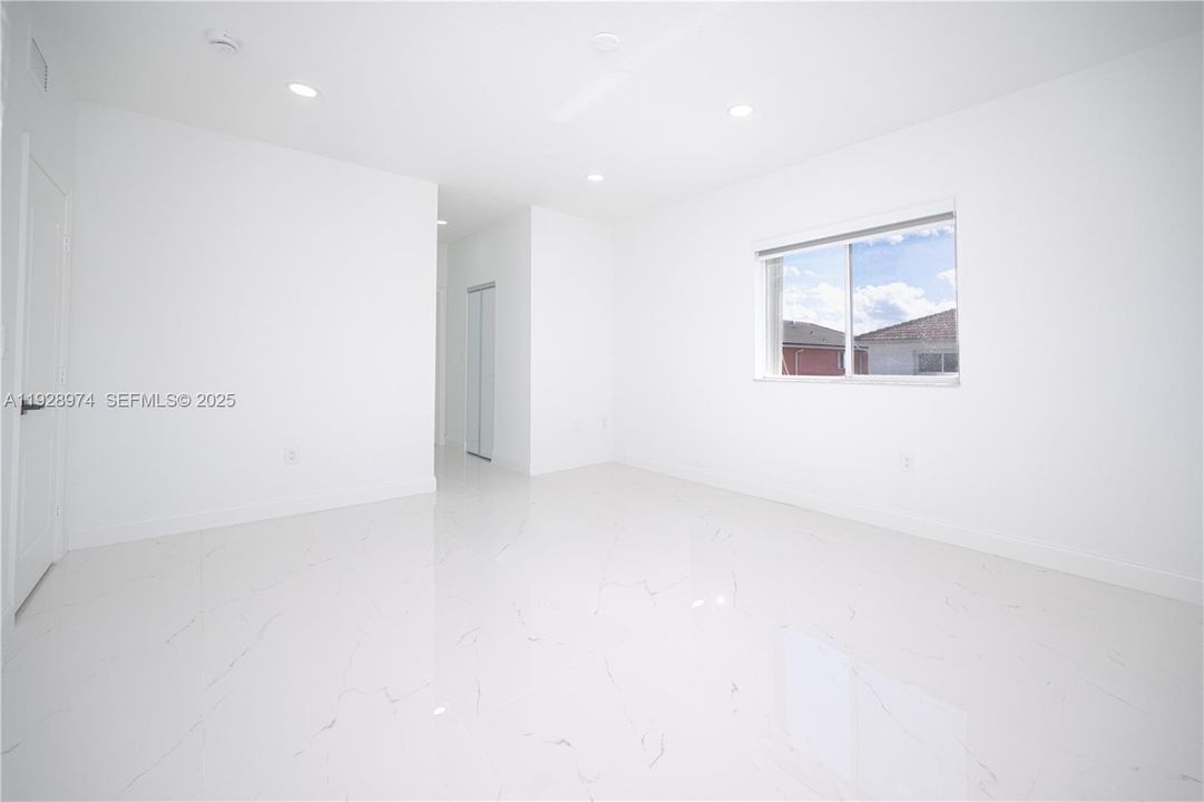 待售: $950,000 (5 贝兹, 3 浴室, 2055 平方英尺)