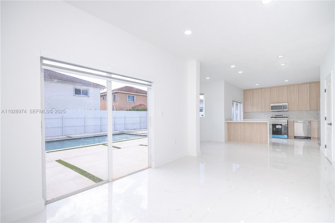 待售: $950,000 (5 贝兹, 3 浴室, 2055 平方英尺)