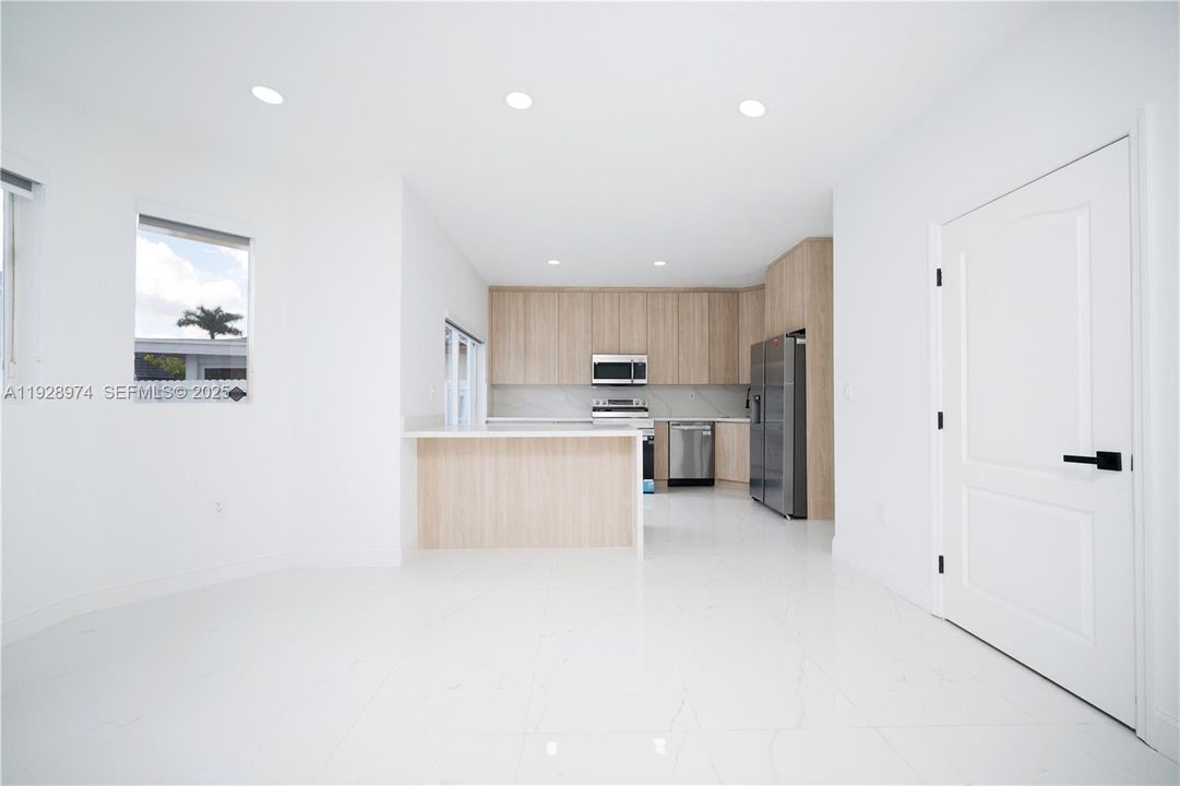 待售: $950,000 (5 贝兹, 3 浴室, 2055 平方英尺)