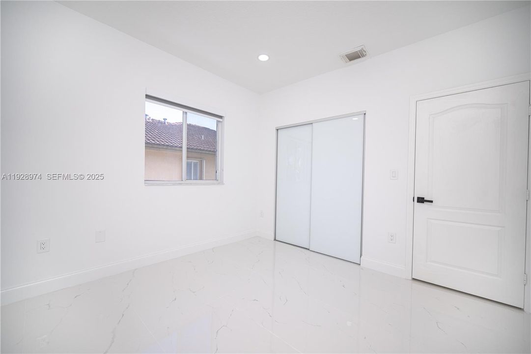 待售: $950,000 (5 贝兹, 3 浴室, 2055 平方英尺)