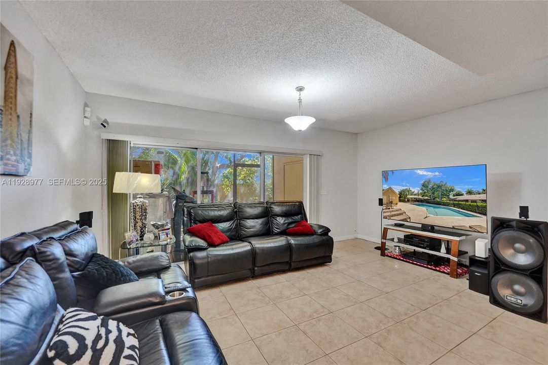 En Venta: $390,000 (3 camas, 2 baños, 1512 Pies cuadrados)