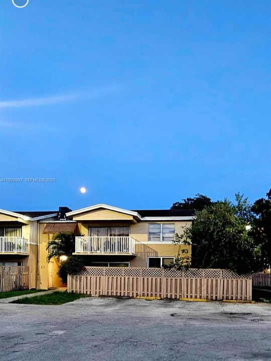 For Rent: $2,400 (2 beds, 2 baths, 1060 Square Feet)