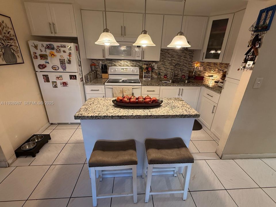 For Rent: $2,400 (2 beds, 2 baths, 1060 Square Feet)