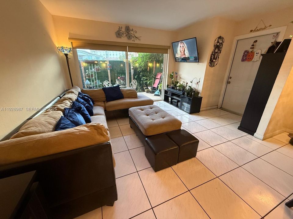 For Rent: $2,400 (2 beds, 2 baths, 1060 Square Feet)