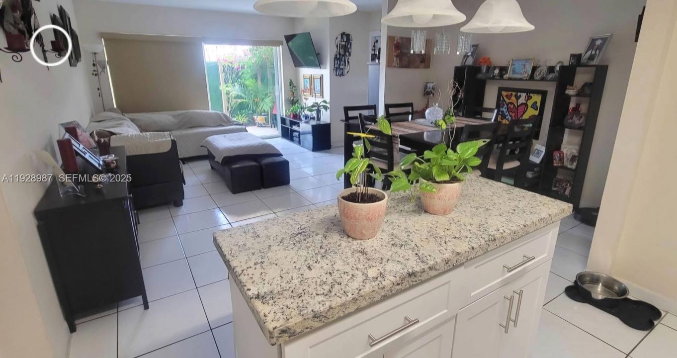 For Rent: $2,400 (2 beds, 2 baths, 1060 Square Feet)