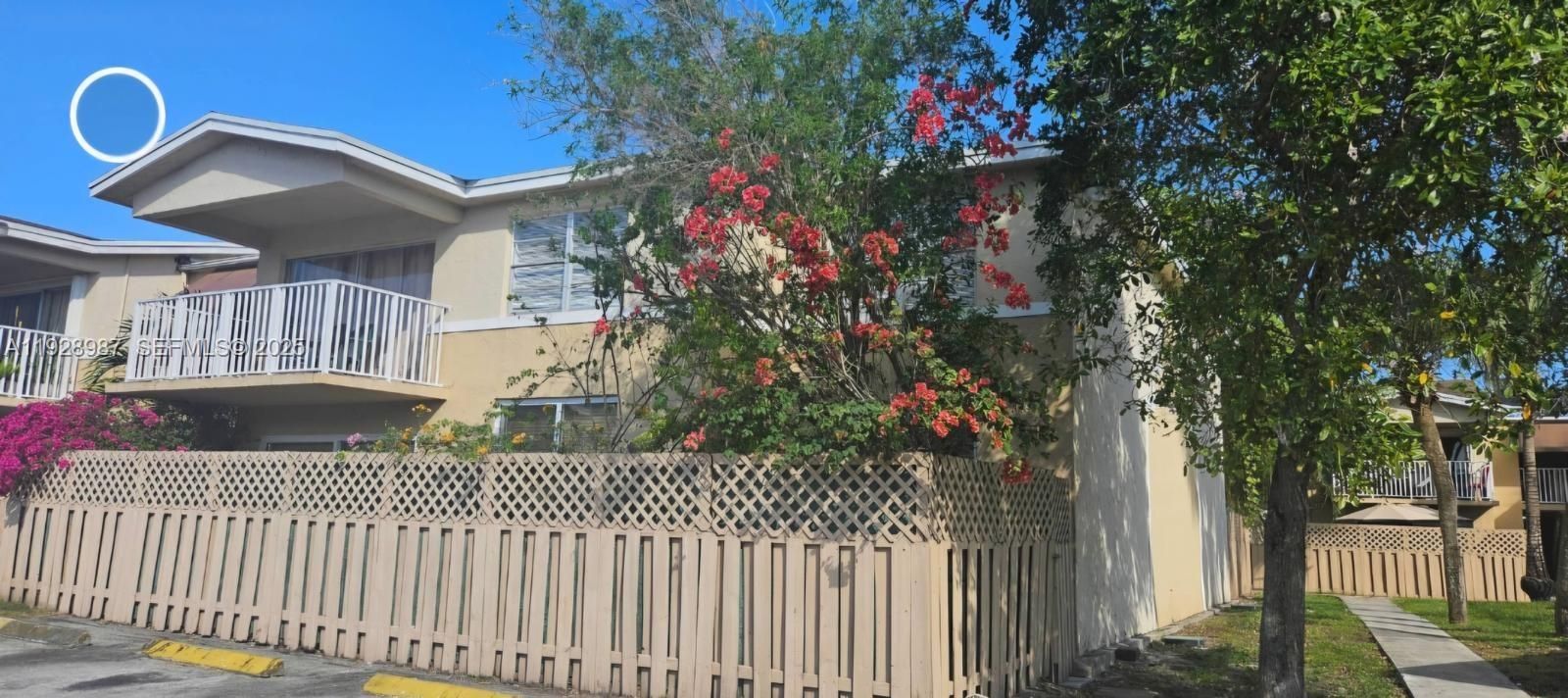 For Rent: $2,400 (2 beds, 2 baths, 1060 Square Feet)