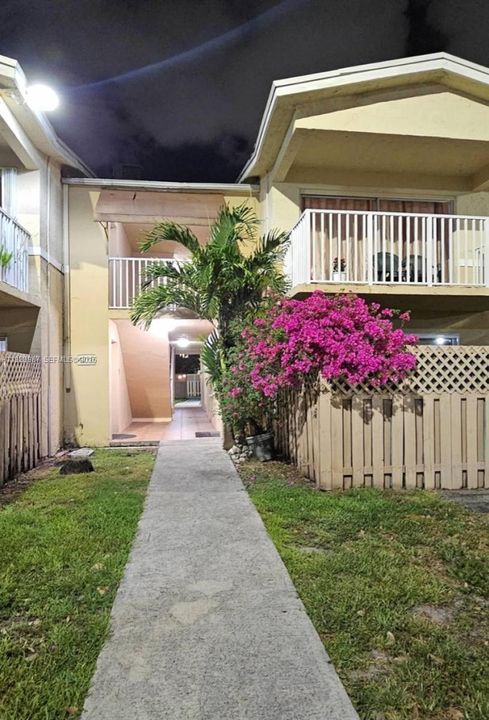 For Rent: $2,400 (2 beds, 2 baths, 1060 Square Feet)