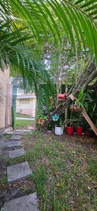 For Rent: $2,400 (2 beds, 2 baths, 1060 Square Feet)