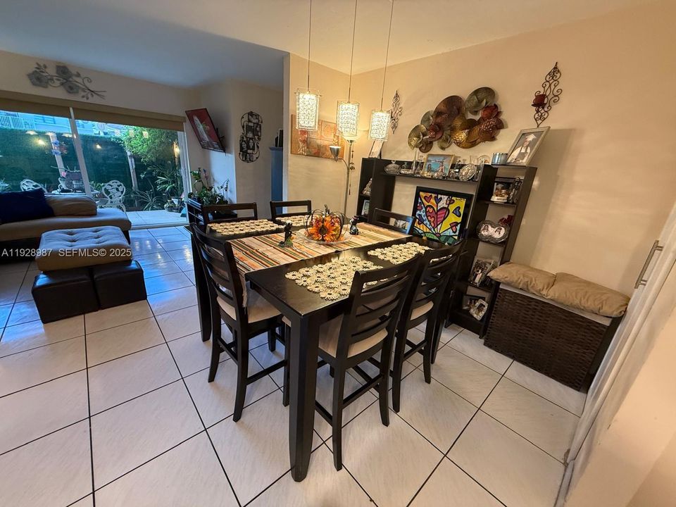 For Rent: $2,400 (2 beds, 2 baths, 1060 Square Feet)