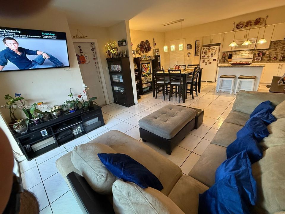 For Rent: $2,400 (2 beds, 2 baths, 1060 Square Feet)