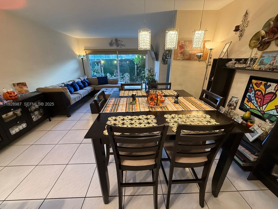 For Rent: $2,400 (2 beds, 2 baths, 1060 Square Feet)