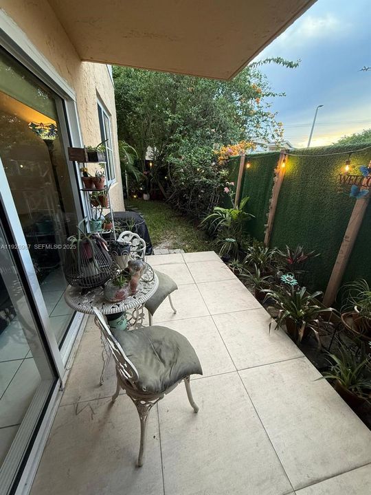 For Rent: $2,400 (2 beds, 2 baths, 1060 Square Feet)