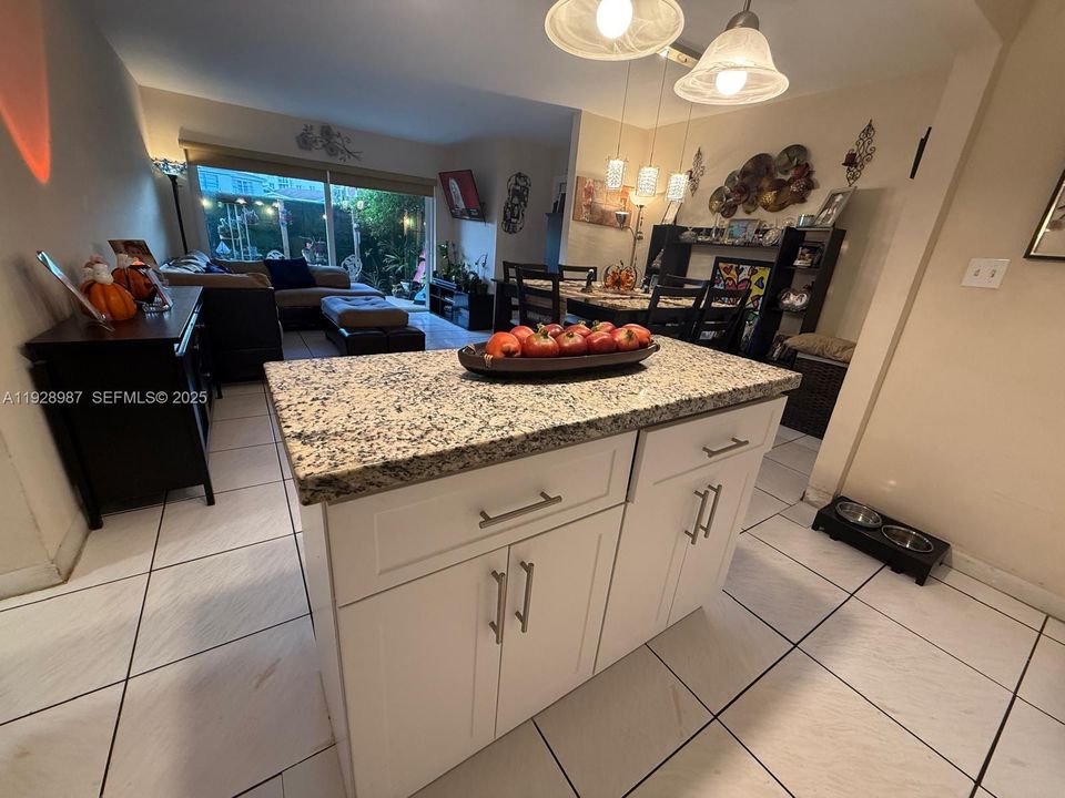 For Rent: $2,400 (2 beds, 2 baths, 1060 Square Feet)