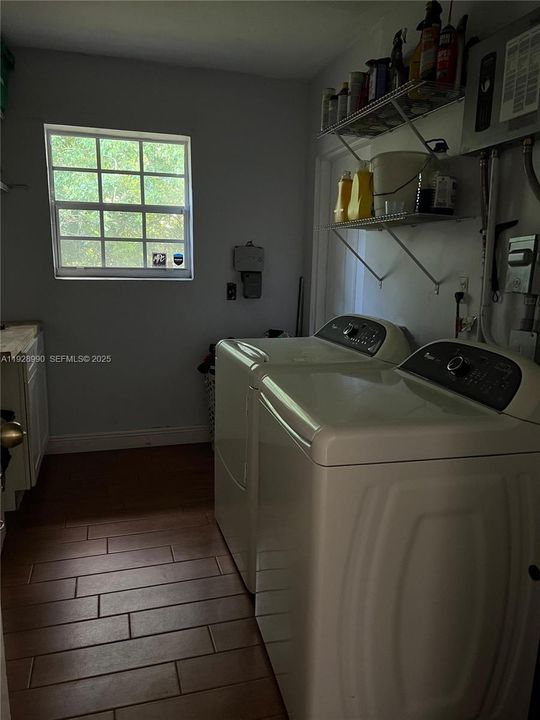 For Rent: $3,600 (3 beds, 2 baths, 1564 Square Feet)