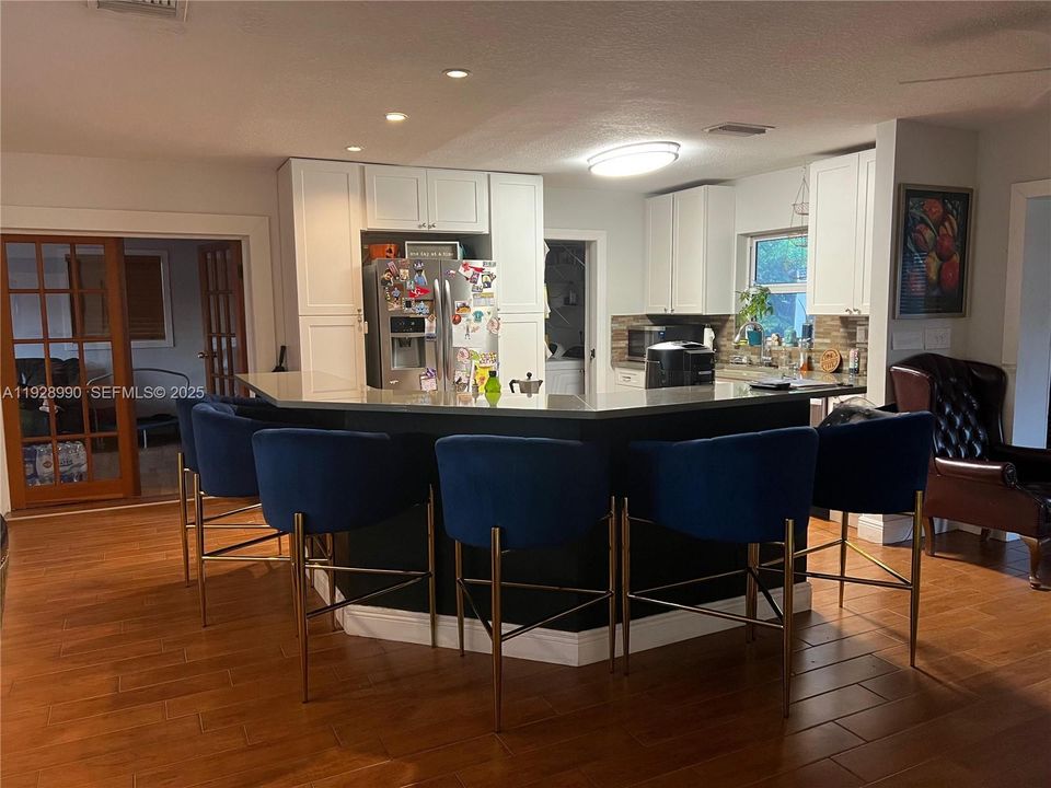 For Rent: $3,600 (3 beds, 2 baths, 1564 Square Feet)