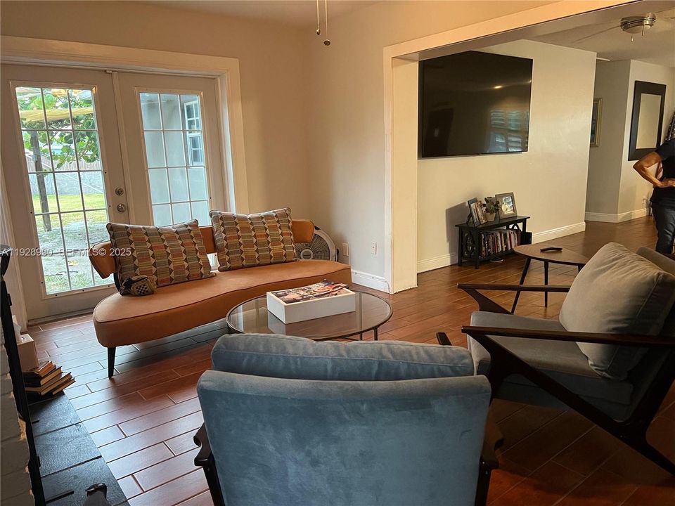 For Rent: $3,600 (3 beds, 2 baths, 1564 Square Feet)