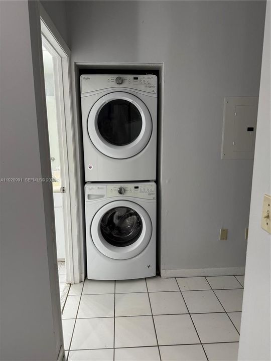 出租: $2,100 (2 贝兹, 2 浴室, 890 平方英尺)