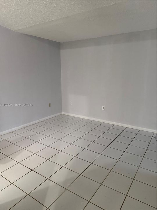 出租: $2,100 (2 贝兹, 2 浴室, 890 平方英尺)