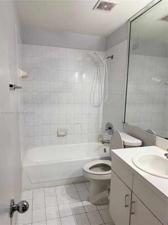 出租: $2,100 (2 贝兹, 2 浴室, 890 平方英尺)