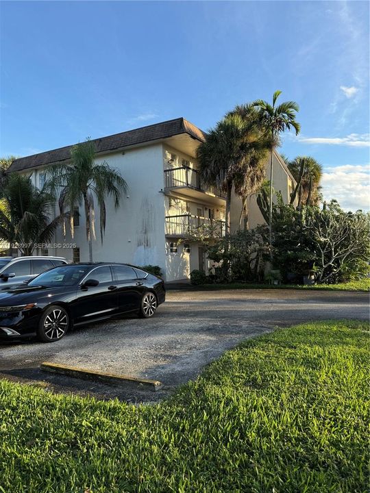 For Rent: $1,850 (2 beds, 2 baths, 900 Square Feet)