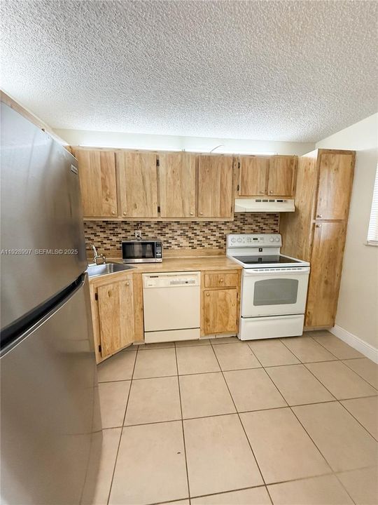 For Rent: $1,850 (2 beds, 2 baths, 900 Square Feet)