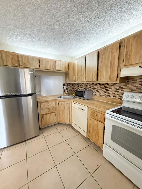 For Rent: $1,850 (2 beds, 2 baths, 900 Square Feet)