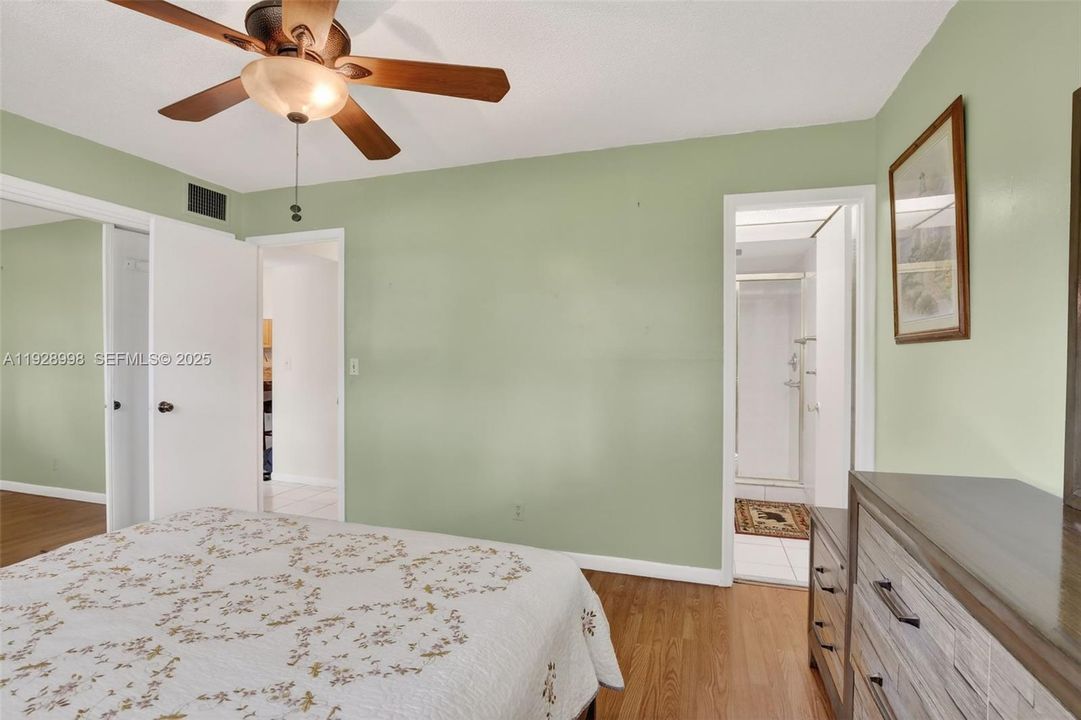 待售: $174,000 (2 贝兹, 2 浴室, 899 平方英尺)