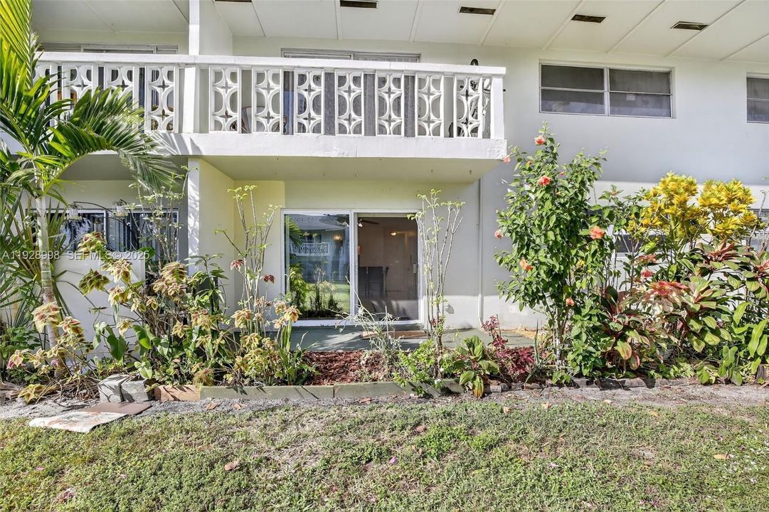 待售: $174,000 (2 贝兹, 2 浴室, 899 平方英尺)