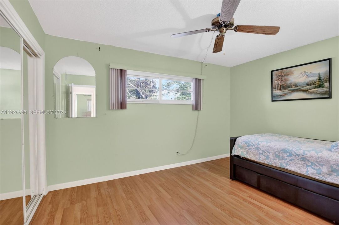 待售: $174,000 (2 贝兹, 2 浴室, 899 平方英尺)