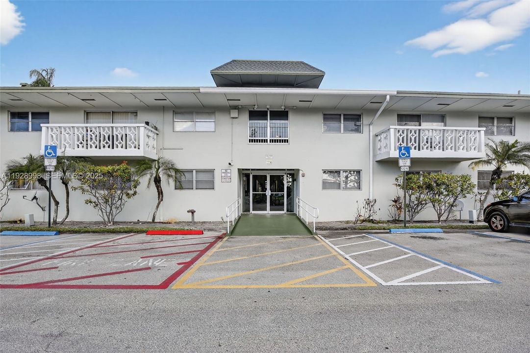 待售: $174,000 (2 贝兹, 2 浴室, 899 平方英尺)