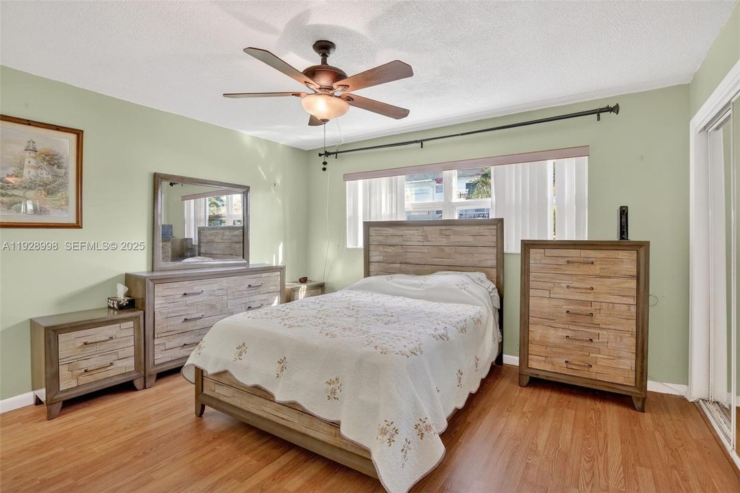 待售: $174,000 (2 贝兹, 2 浴室, 899 平方英尺)