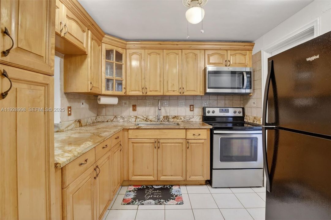 待售: $174,000 (2 贝兹, 2 浴室, 899 平方英尺)