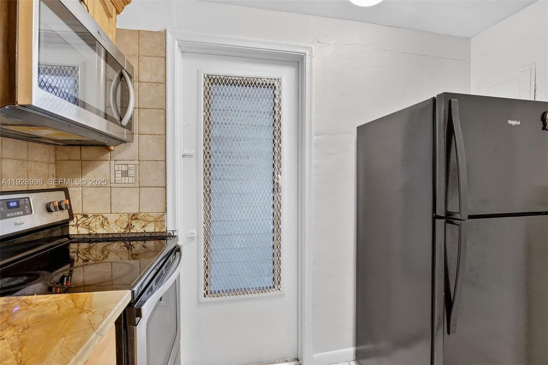 待售: $174,000 (2 贝兹, 2 浴室, 899 平方英尺)