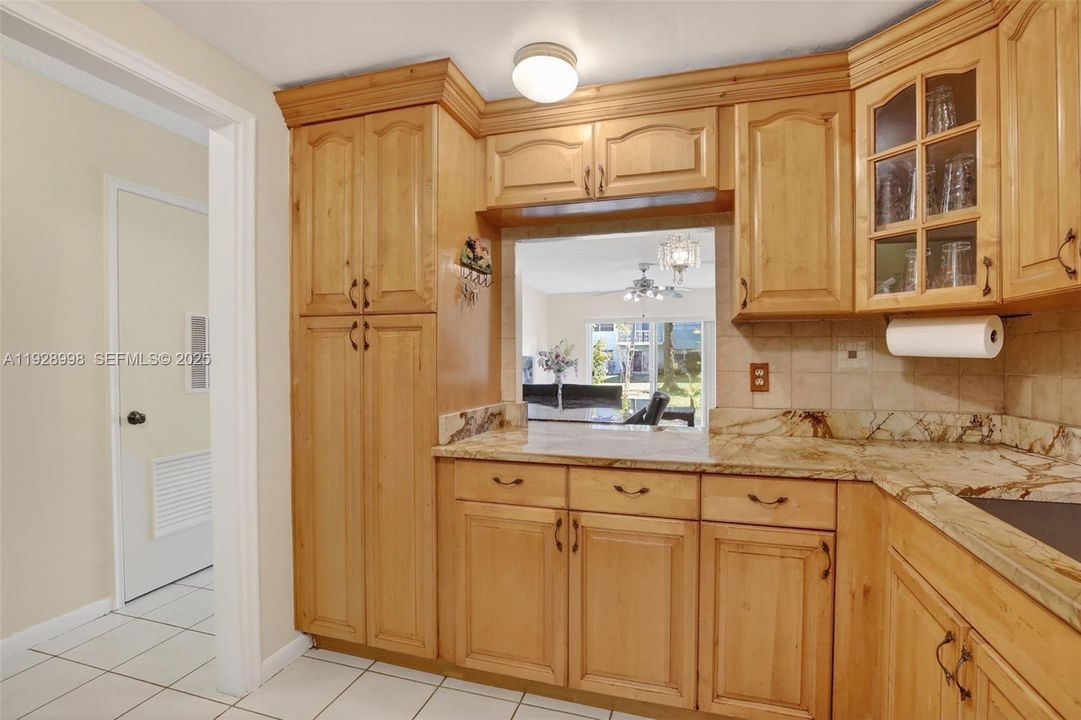 待售: $174,000 (2 贝兹, 2 浴室, 899 平方英尺)