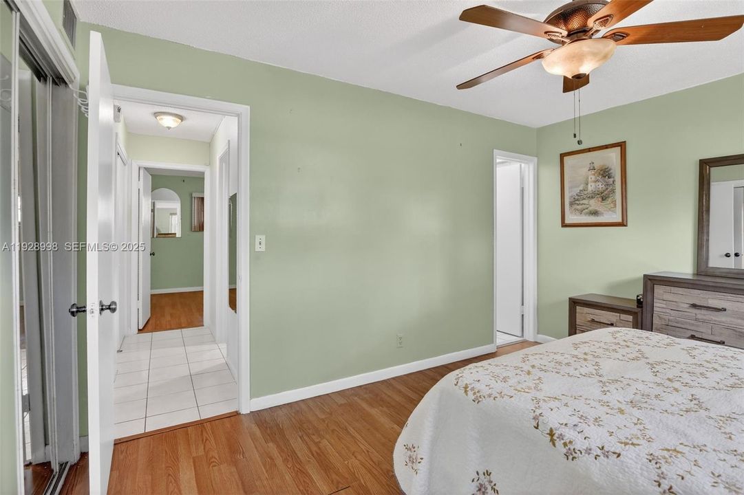 待售: $174,000 (2 贝兹, 2 浴室, 899 平方英尺)