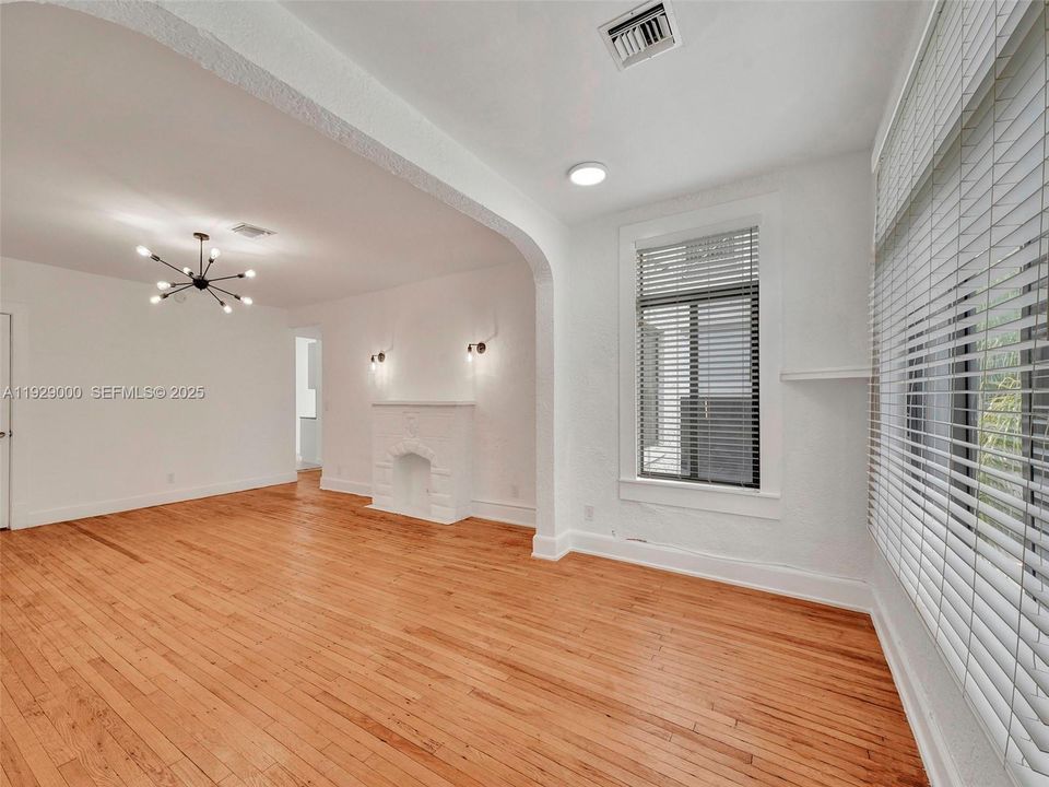 出租: $2,400 (2 贝兹, 1 浴室, 1156 平方英尺)