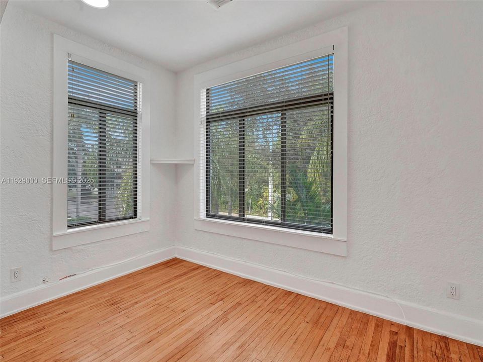 出租: $2,400 (2 贝兹, 1 浴室, 1156 平方英尺)