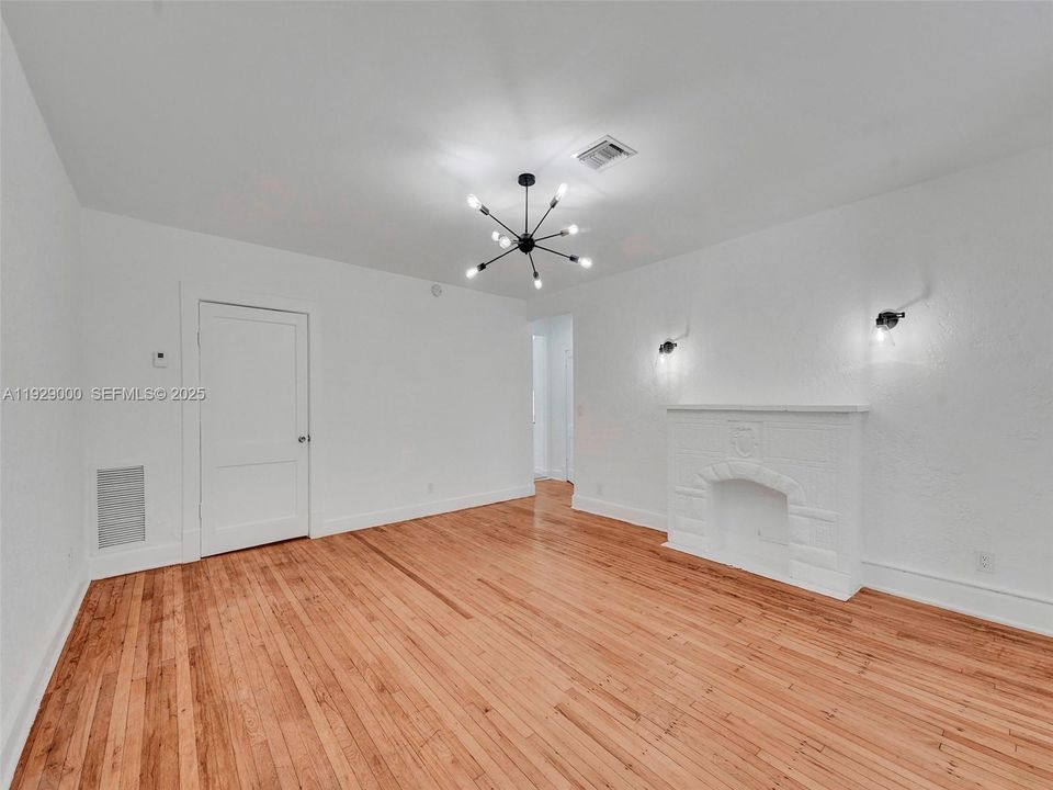 出租: $2,400 (2 贝兹, 1 浴室, 1156 平方英尺)