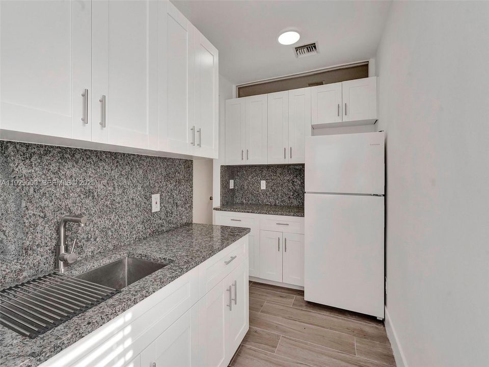 出租: $2,400 (2 贝兹, 1 浴室, 1156 平方英尺)