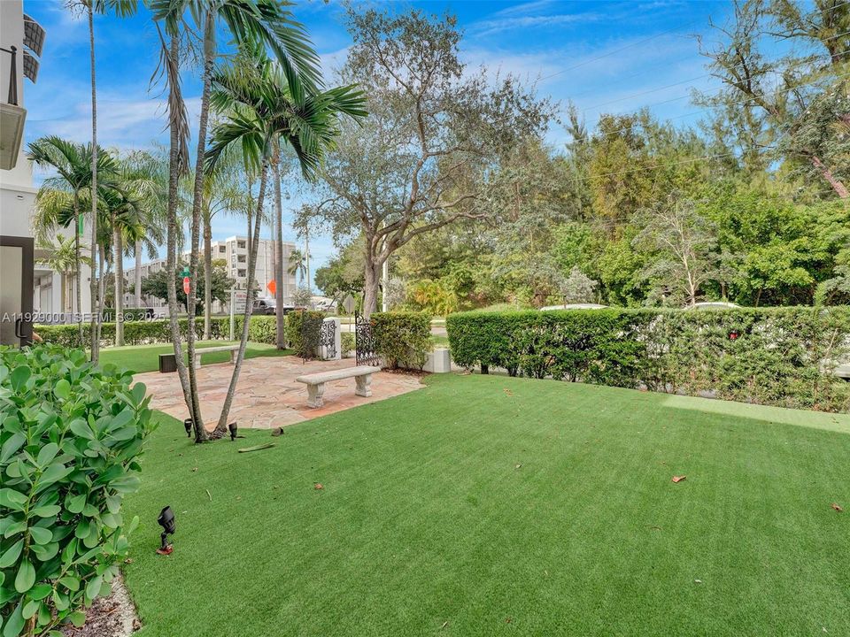 出租: $2,400 (2 贝兹, 1 浴室, 1156 平方英尺)