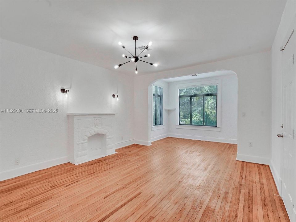 出租: $2,400 (2 贝兹, 1 浴室, 1156 平方英尺)