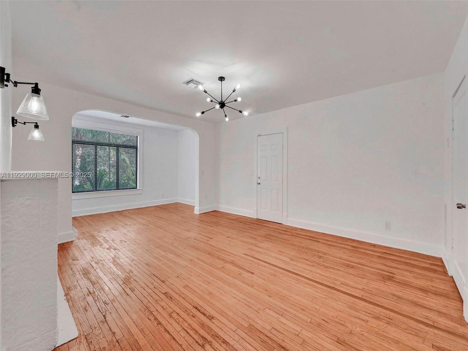 出租: $2,400 (2 贝兹, 1 浴室, 1156 平方英尺)