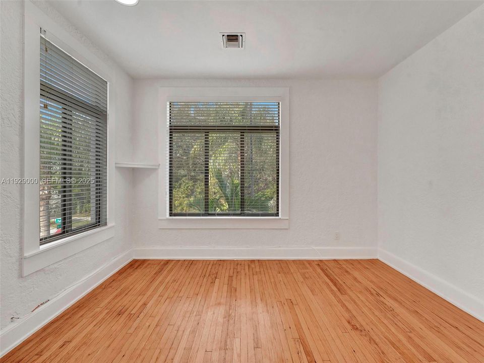 出租: $2,400 (2 贝兹, 1 浴室, 1156 平方英尺)