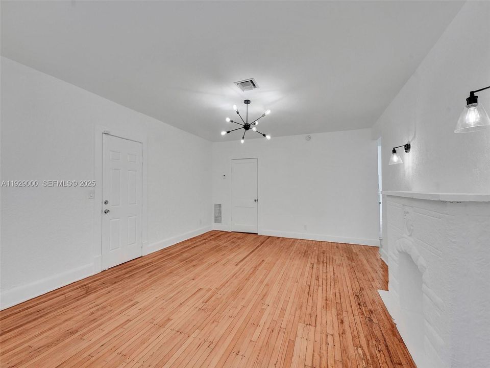 出租: $2,400 (2 贝兹, 1 浴室, 1156 平方英尺)